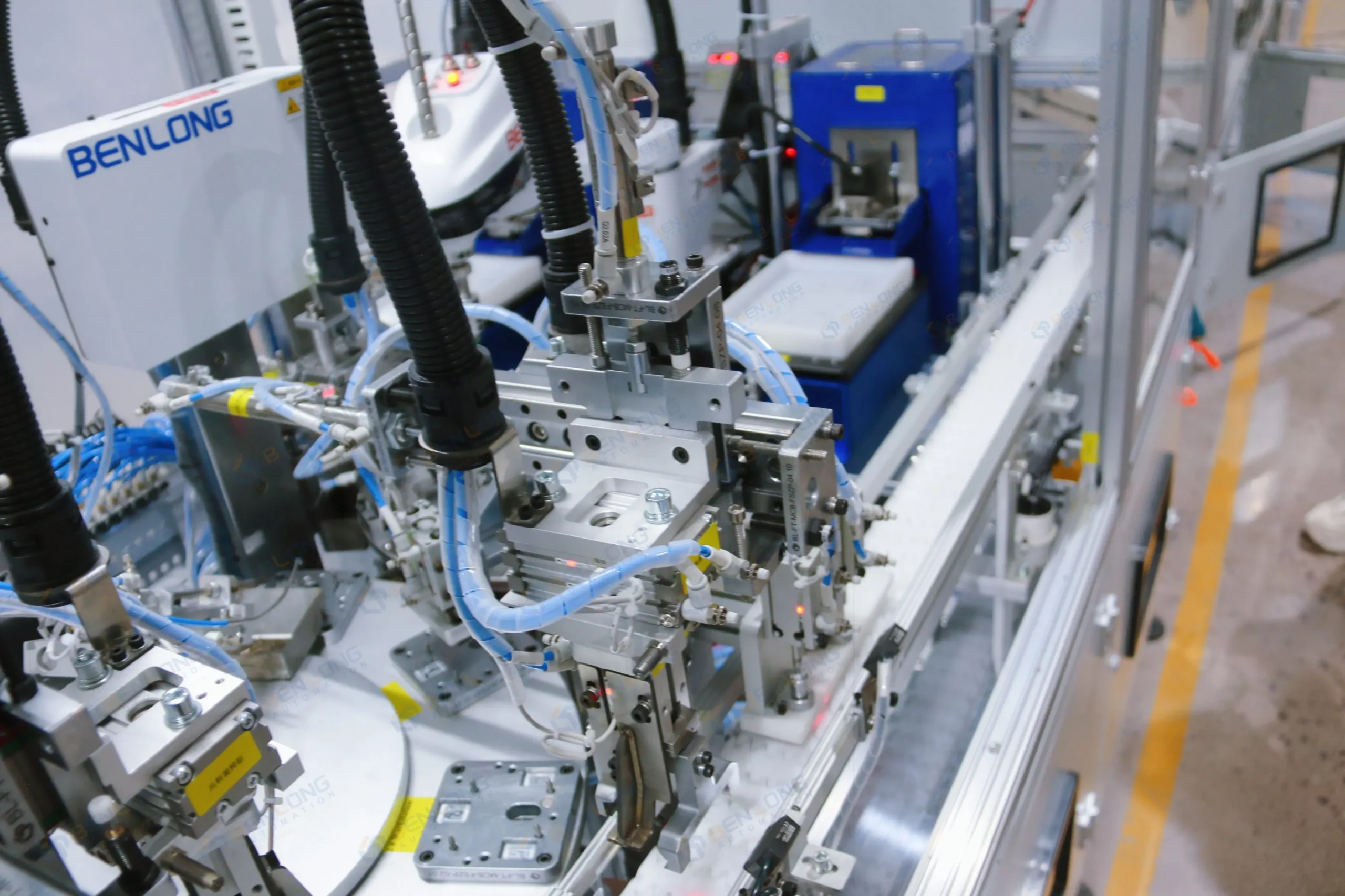 MCB handle link automatic assembly machine