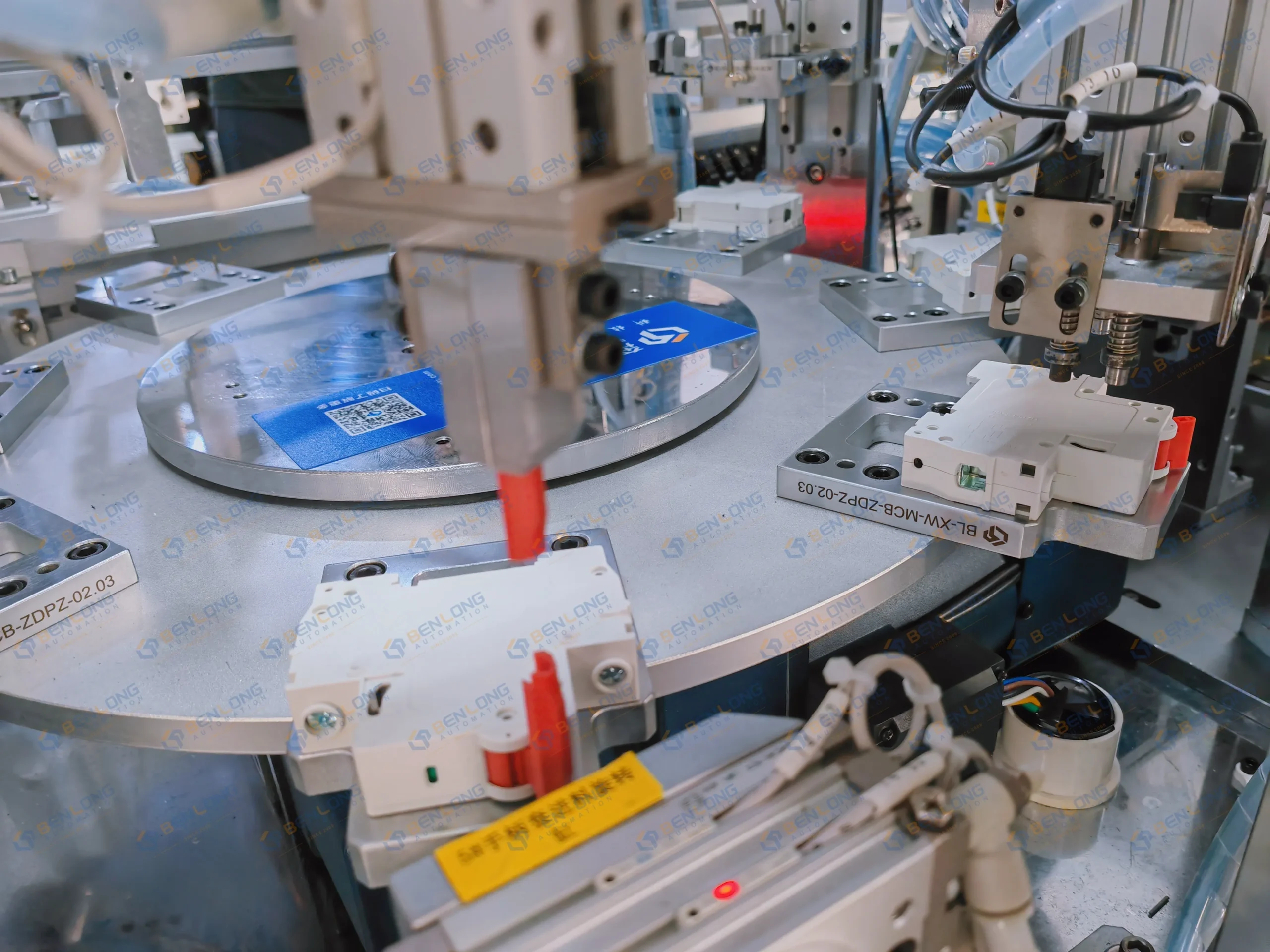 MCB multi-pole automatic assembly machine