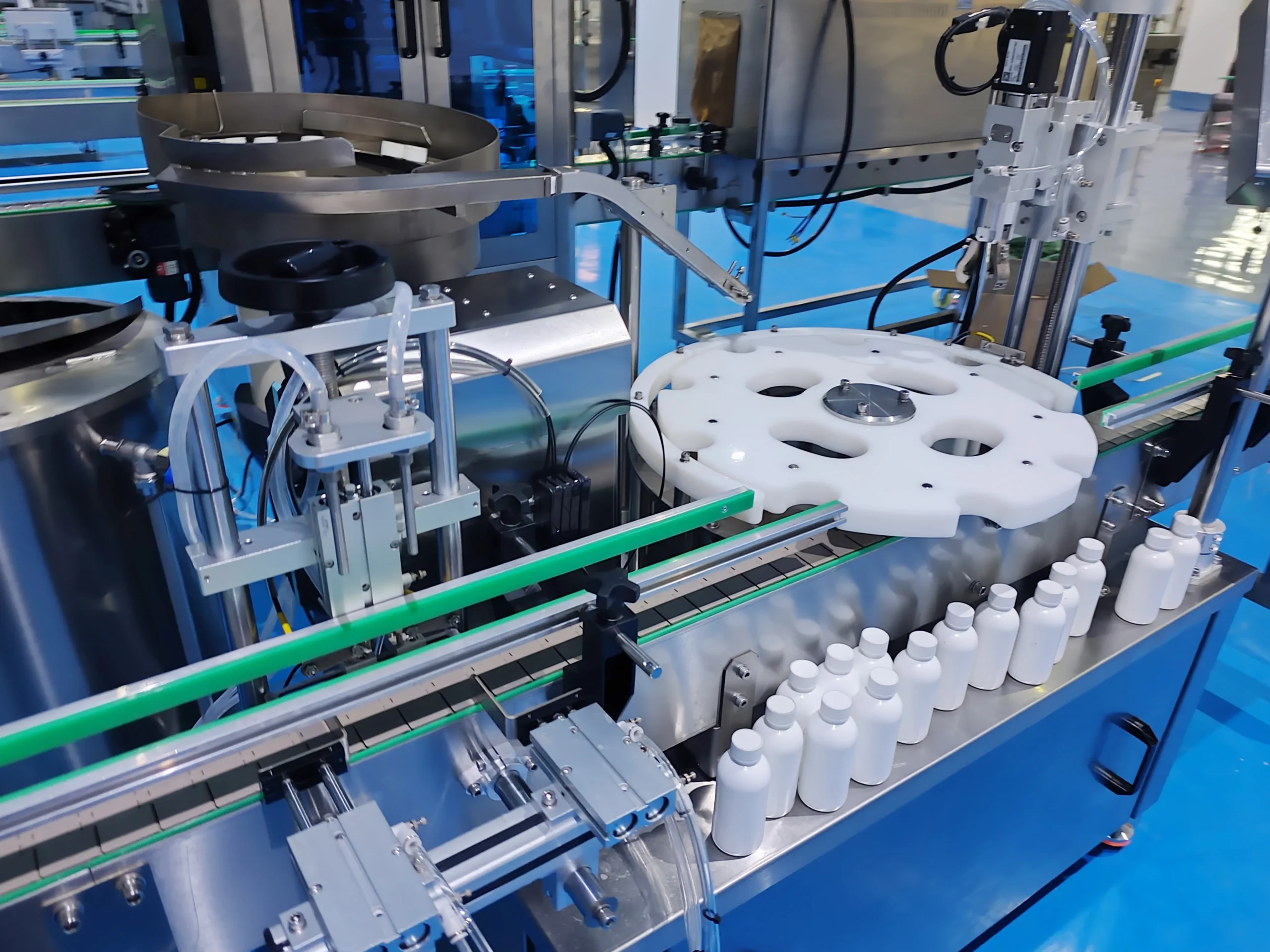 Automatic capping machine for bottle screw and press-in caps