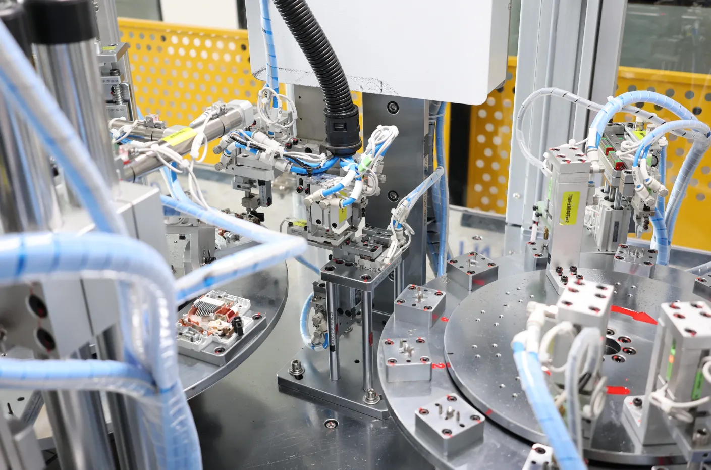 Toggle spring automatic assembly machine for MCB mechanisms